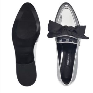 Nine West Silver Patent Weeping Bow Loafers Sz 5.5